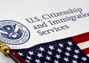 अमेरिका में नई नीति से झटका: भारतीय प्रोफेशनल्स को वर्क परमिट न बढ़ने पर नौकरी छोड़नी होगी