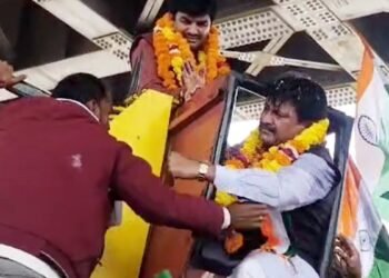 अंबेडकर प्रतिमा पर माला चढ़ाने के दौरान स्ट्रीट लाइट वाहन में फंसे BJP सांसद, निगमकर्मी को पकड़कर खींचा और जड़ दिया थप्पड़