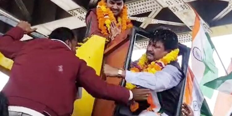 अंबेडकर प्रतिमा पर माला चढ़ाने के दौरान स्ट्रीट लाइट वाहन में फंसे BJP सांसद, निगमकर्मी को पकड़कर खींचा और जड़ दिया थप्पड़