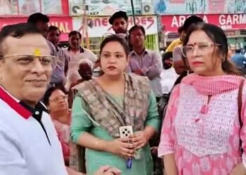 ‘हमारे ऊपर भी बुलडोजर चलवा देते’, मेरठ में कॉम्प्लेक्स ध्वस्तीकरण पर फूटा व्यापारियों का गुस्सा, BJP नेता को महिला ने सुनाई खरी-खोटी