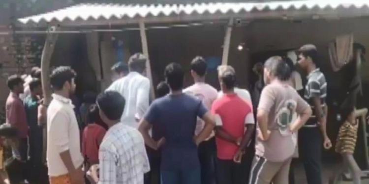 पति ने पत्नी के प्रेमी को बांहों में देखकर किया क्रोधित, पीट-पीटकर हत्या का सनसनीखेज मामला