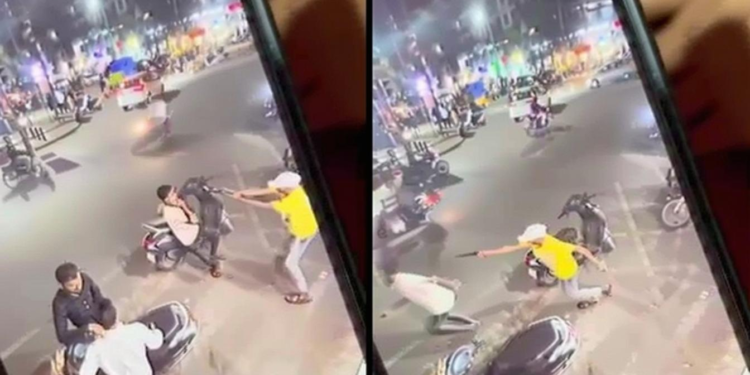 बिजी रोड पर पटाखे के भयानक एड से शख्स को तमंचा दिखाकर डराने का वीडियो वायरल