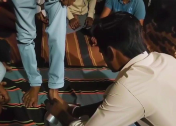 दमोह में पंचायत की शर्मनाक सजा: युवक से धुलवाए पैर और पानी पीने को मजबूर, सोशल मीडिया पर वायरल
