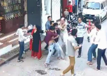 फ्लाइंग किस विवाद: युवती ने छेड़खानी पर लड़के को पीटा, आरोपी की फैमिली ने घर में घुसकर किया हमला, 15 पर FIR दर्ज