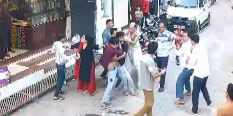 फ्लाइंग किस विवाद: युवती ने छेड़खानी पर लड़के को पीटा, आरोपी की फैमिली ने घर में घुसकर किया हमला, 15 पर FIR दर्ज