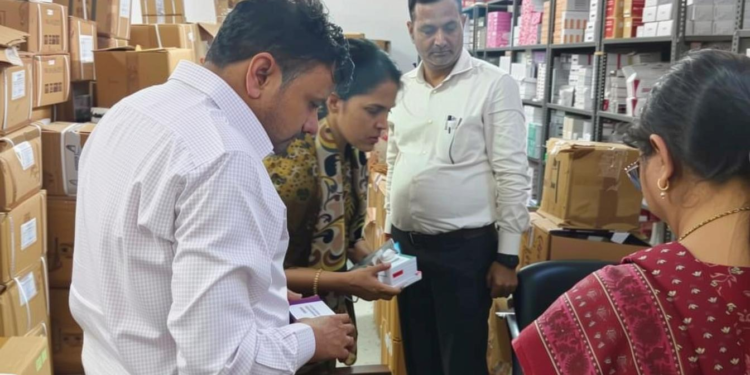 लखनऊ में कोडीन युक्त कफ सिरप बेचने वाला गिरफ्तार, नशेड़ियों को ऊंचे दाम पर बेचने का खुलासा