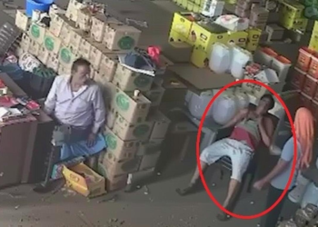 वीडियो में देखें: कर्मचारी हार्ट अटैक से तड़पता रहा, मालिक मदद के बजाय मोबाइल चलाता रहा, फिर हुई मौत