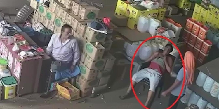 वीडियो में देखें: कर्मचारी हार्ट अटैक से तड़पता रहा, मालिक मदद के बजाय मोबाइल चलाता रहा, फिर हुई मौत