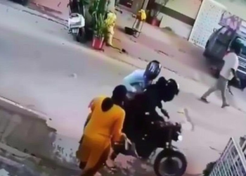 गाजियाबाद में दिनदहाड़े इंजीनियर की पत्नी से चेन लूट, तमंचा दिखाकर बदमाशों का आतंक-देखें वीडियो