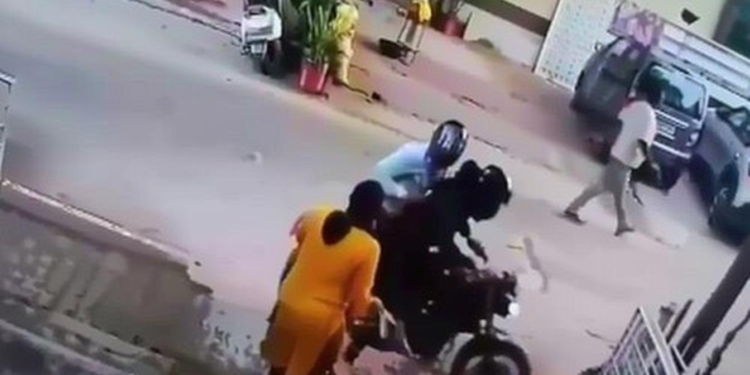 गाजियाबाद में दिनदहाड़े इंजीनियर की पत्नी से चेन लूट, तमंचा दिखाकर बदमाशों का आतंक-देखें वीडियो