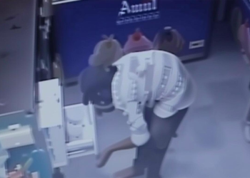 अहमदाबाद में बाड़ तोड़कर चोरी: काजू कतली और घी चुराकर फरार हुआ चोर का वीडियो वायरल