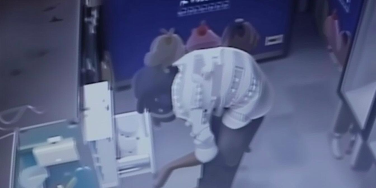 अहमदाबाद में बाड़ तोड़कर चोरी: काजू कतली और घी चुराकर फरार हुआ चोर का वीडियो वायरल