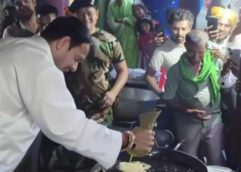 तेज प्रताप यादव की जलेबी बनाने की वीडियो वायरल, लोगों की भीड़ में गाड़ी रोककर बनाई मिठाई