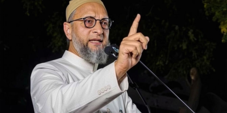 अहमदनगर की जनसभा में बोले ओवैसी: “मर्द हूं, नोटिस ठुकराता हूं, अन्याय का जवाब अल्लाह देगा