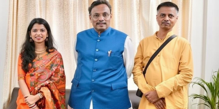 लालू राज से बिहार छोड़ने के बाद अब लौटने का समय, मैथिली ठाकुर के पिता का बड़ा बयान