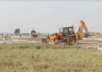 ग्रेटर नोएडा में YEIDA क्षेत्र की अवैध कॉलोनी पर बड़ी कार्रवाई, 300 एकड़ जमीन कब्जामुक्त