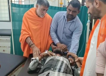 उत्तर प्रदेश में प्रेम विवाह पर लाठी-डंडों का हमला: युवती के परिजनों ने युवक को पीटा, वीडियो वायरल