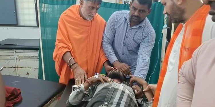 उत्तर प्रदेश में प्रेम विवाह पर लाठी-डंडों का हमला: युवती के परिजनों ने युवक को पीटा, वीडियो वायरल