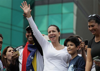 2025 नोबेल शांति पुरस्कार विजेता मारिया कोरीना मचाडो: विवाद और आलोचनाओं के बीच सम्मान