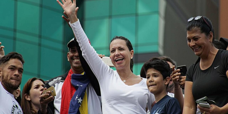 2025 नोबेल शांति पुरस्कार विजेता मारिया कोरीना मचाडो: विवाद और आलोचनाओं के बीच सम्मान