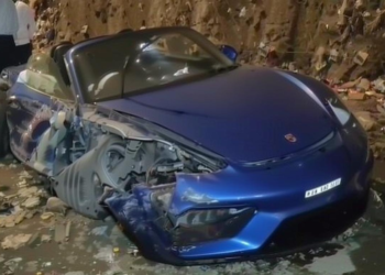 मुंबई में 150 की रफ्तार पर BMW से रेस कर रही Porsche डिवाइडर से टकराई: रफ्तार का खतरनाक खेल