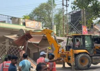 बांदा में अवैध दुकानों पर प्रशासन का बुलडोजर, गरीबों की रोजी-रोटी छीनने का मामला