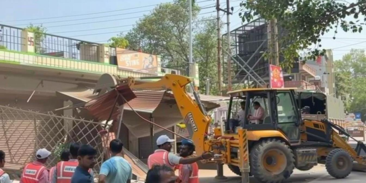 बांदा में अवैध दुकानों पर प्रशासन का बुलडोजर, गरीबों की रोजी-रोटी छीनने का मामला