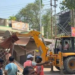 बांदा में अवैध दुकानों पर प्रशासन का बुलडोजर, गरीबों की रोजी-रोटी छीनने का मामला