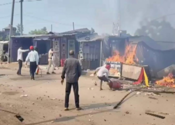 बेतिया मझौलिया बाजार में सिलेंडर ब्लास्ट से हड़कंप, पुलिसकर्मी समेत 4 घायल, 3 दुकानें जलकर खाक