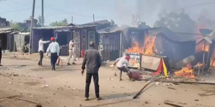 बेतिया मझौलिया बाजार में सिलेंडर ब्लास्ट से हड़कंप, पुलिसकर्मी समेत 4 घायल, 3 दुकानें जलकर खाक