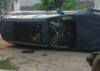 लखनऊ में तेज रफ्तार BMW ने घर के बाहर खड़ी कार को टक्कर मारी, पूरी तरह से क्षतिग्रस्त हुई गाड़ी