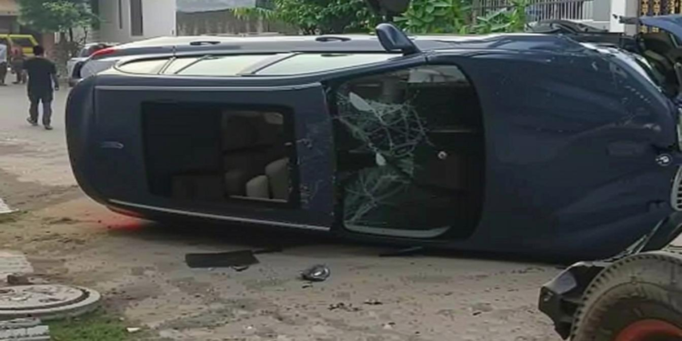 लखनऊ में तेज रफ्तार BMW ने घर के बाहर खड़ी कार को टक्कर मारी, पूरी तरह से क्षतिग्रस्त हुई गाड़ी