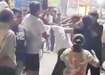 करवाचौथ पर मेहंदी लगवाती पत्नी के मुंह पर बाइक की लाइट, पति ने टोका तो हुआ मजेदार वाकया