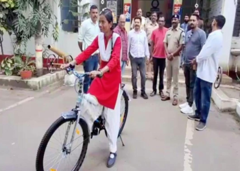 दरियादिल थाना इंचार्ज की मदद से 12वीं की छात्रा की साइकिल टूटने की शिकायत का समाधान, जानिए पूरी कहानी
