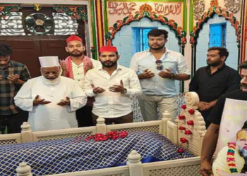 लखनऊ में प्रेमानंद महाराज के लिए मुसलमानों ने दरगाह पर चढ़ाई चादर, स्वास्थ्य लाभ के लिए मांगी दुआ
