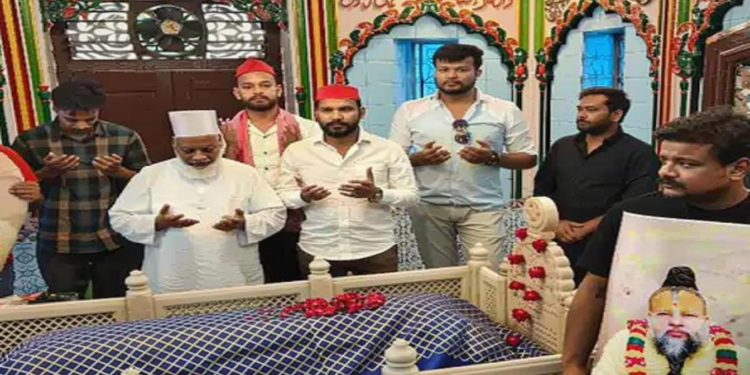 लखनऊ में प्रेमानंद महाराज के लिए मुसलमानों ने दरगाह पर चढ़ाई चादर, स्वास्थ्य लाभ के लिए मांगी दुआ