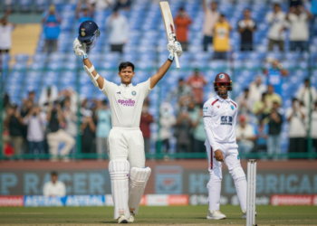 दिल्ली में यशस्वी जायसवाल का धमाकेदार शतक, इतिहास रचते हुए क्रिकेट प्रेमियों का दिल जीत लिया