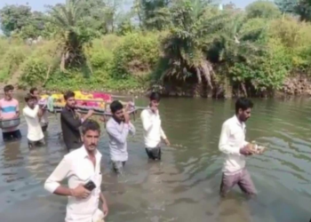 नदी से गुजरते हुए अंतिम संस्कार: कंधों पर लाश, बेबस लोग और श्मशान घाट की दिल दहला देने वाली कहानी