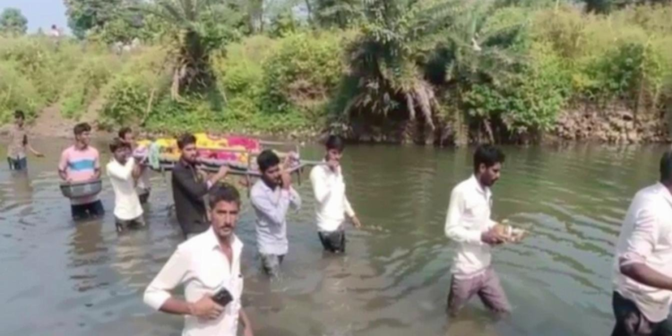 नदी से गुजरते हुए अंतिम संस्कार: कंधों पर लाश, बेबस लोग और श्मशान घाट की दिल दहला देने वाली कहानी