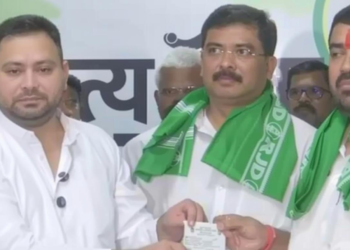 बिहार चुनाव से पहले जेडीयू को बड़ा झटका, पूर्व सांसद और विधायक समेत कई नेताओं ने RJD में शामिल किया