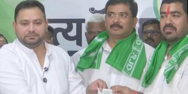 बिहार चुनाव से पहले जेडीयू को बड़ा झटका, पूर्व सांसद और विधायक समेत कई नेताओं ने RJD में शामिल किया