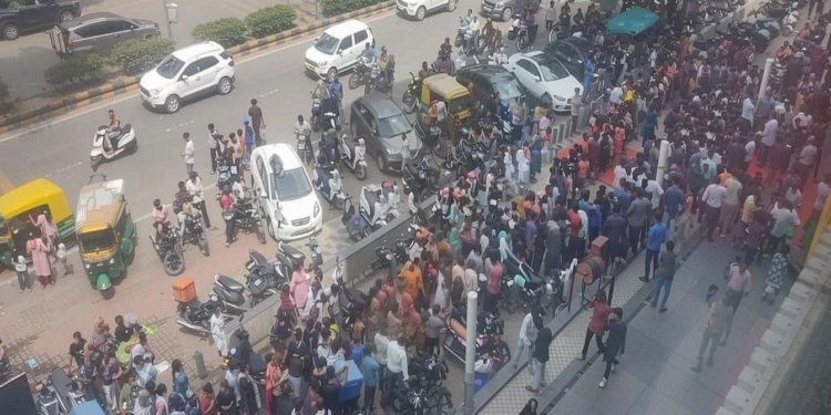 अहमदाबाद में मुफ्त पीजा के लिए लगी लंबी लाइन, खाकर फैला कचरा और आउटलेट हो गई बंद