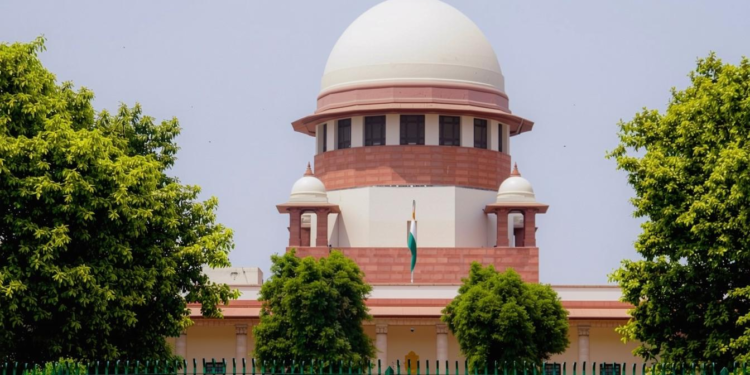 SC ने जम्मू-कश्मीर को पूर्ण राज्य का दर्जा देने की याचिका पर केंद्र को 4 हफ्ते में जवाब देने का नोटिस जारी किया