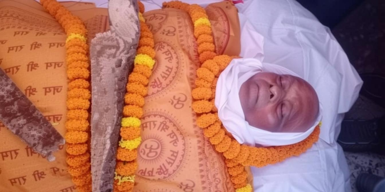 बिहार में रिटायर्ड अधिकारी ने जिंदा रहते अपनी अंतिम यात्रा निकाली, अर्थी पर लेटे, माला चढ़ाई और श्मशान पहुंचे
