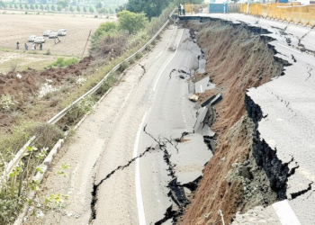 भोपाल में हाइवे धंसने का मामला: MPRDC का अजीब तर्क, किसानों की मिट्टी खोदने से सड़क ढह गई