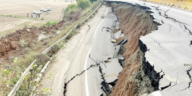 भोपाल में हाइवे धंसने का मामला: MPRDC का अजीब तर्क, किसानों की मिट्टी खोदने से सड़क ढह गई