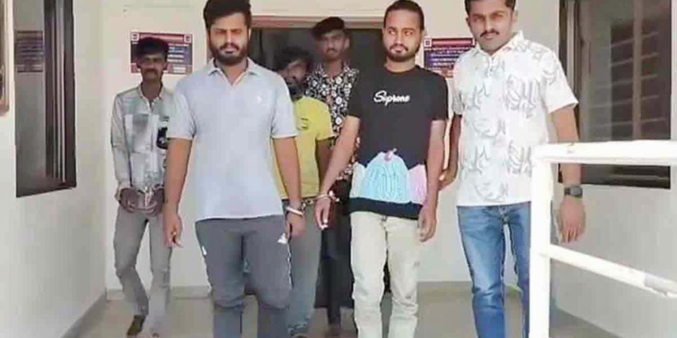 गुजरात में डकैती की योजना बनाते पांच लुटेरे गिरफ्तार, भारी मात्रा में नकदी और हथियार बरामद