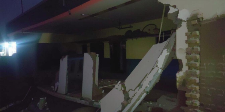 गोरखपुर में PWD की लापरवाही से बड़ा हादसा: नाला खुदाई के दौरान मकान गिरा, इंजीनियर-ठेकेदार मौके से फरार