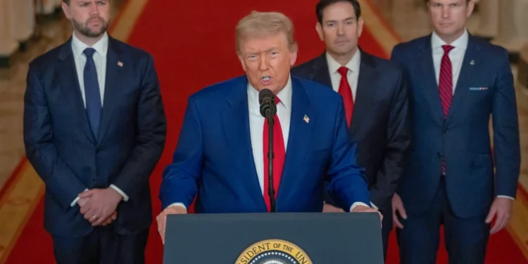 अमेरिका-वेनेज़ुएला तनाव बढ़ा: ट्रंप की कड़ी चेतावनी के बाद क्षेत्र में सैन्य हलचल तेज