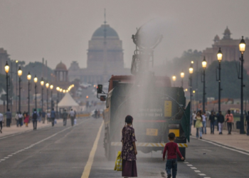 धुंध, धुआं, हवा में घुला जहर…गैस चैंबर बनी दिल्ली, बीते 10 साल में इस साल सबसे खराब हवा, ये क्याें हो रहा है? 